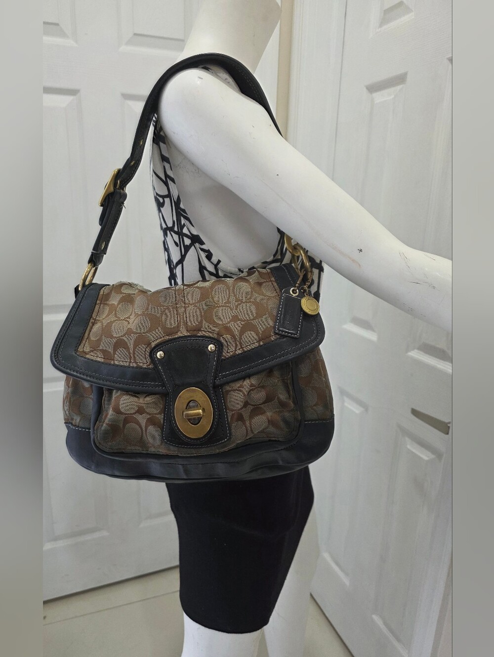 Authentic Pre-owned Coach Signature shoulder bag - Picture 2 of 13